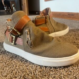 Woman’s Canvas Shoes